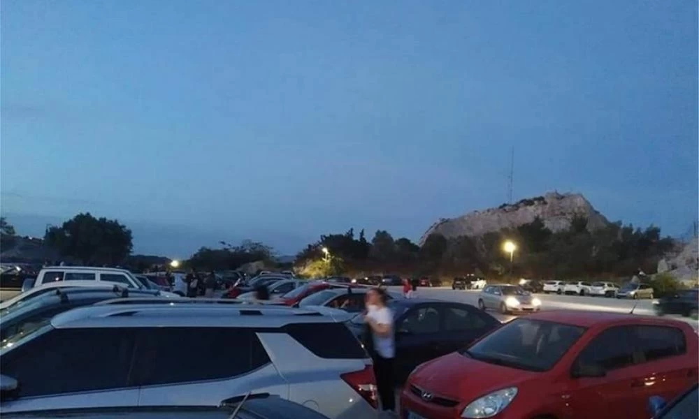 Κατακλύστηκε από κόσμο ο Λυκαβηττός και η πλατεία Βαρνάβα στο Παγκράτι